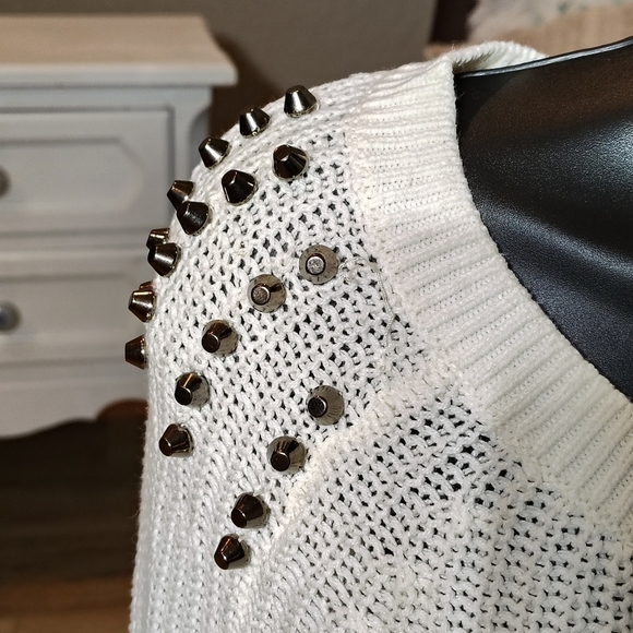 Express Women's Sm Cream Colored Sweater W) Studded Shoulders Edgy - Picture 3 of 7